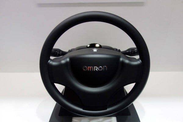 ステアリングコラム設置型ドライバーモニターカメラ