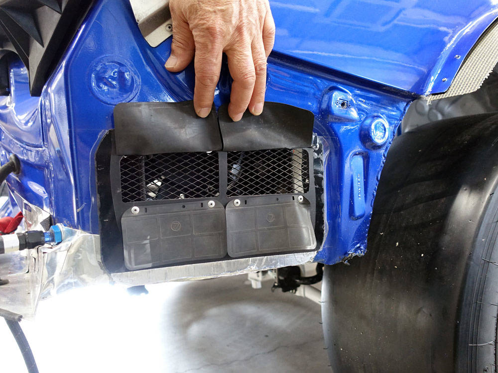 Electric fans throw out heat accumulated in the rear trunk