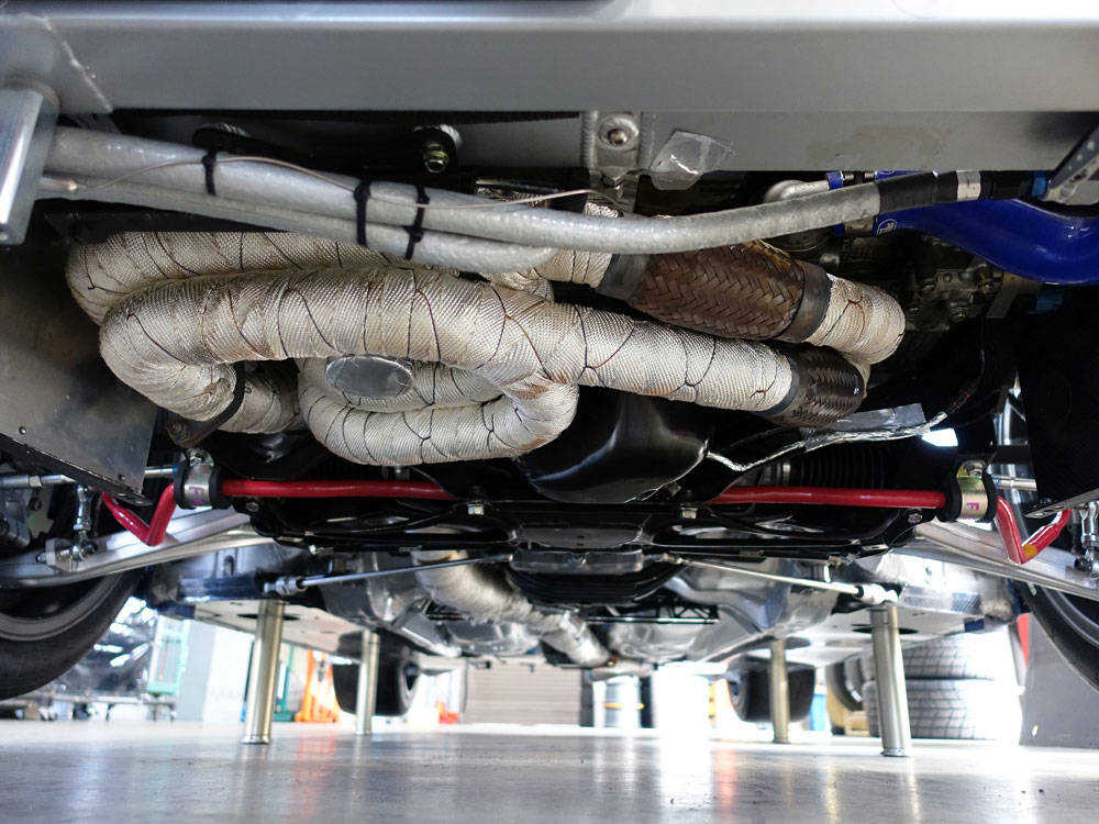Below the front desk. Exhaust air routing of horizontally opposed engine