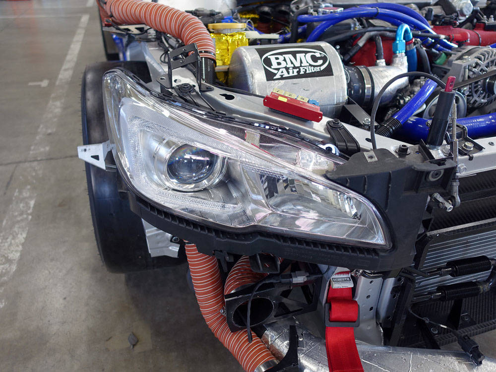 The right side is the optical axis of Japan specifications, the left headlight is widely irradiated with the optical axis of European specification