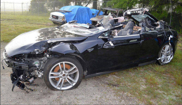 テスラ・モデルS　オートパイロット走行中の事故　事故車両