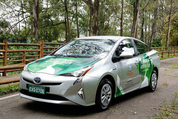 ガソリンに加えエタノールなどのアルコール燃料で走行できるフレックス燃料ハイブリッドの試作プリウス
