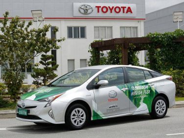 トヨタ 世界初「フレックス燃料ハイブリッド車」の試作車をブラジルで公開