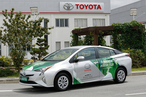 トヨタ 世界初「フレックス燃料ハイブリッド車」の試作車をブラジルで公開