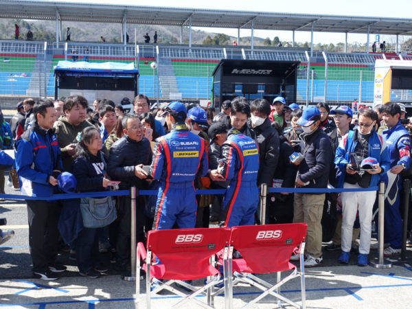 スバル STIの先端技術 決定版 Vol.9　スーパーGTマシンテスト　山内英輝　井口卓人　握手会風景
