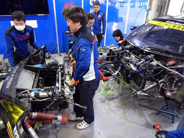 スバル　スーパーGT　GT300　BRZ　富士スピードウェイ　公式テスト　エンジン乗せ換え作業