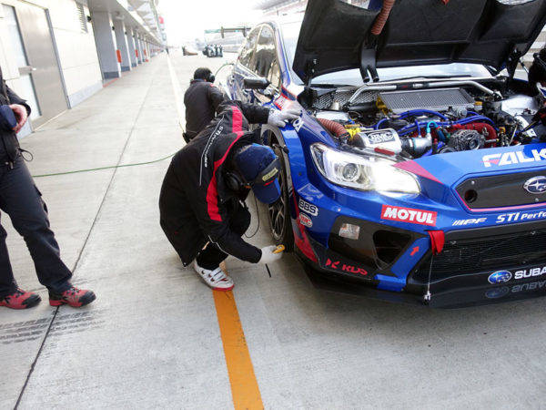 スバル STIの先端技術 決定版 Vol.8 スバル WRX STI 国内最終テスト 細部チェックをする辰己総監督