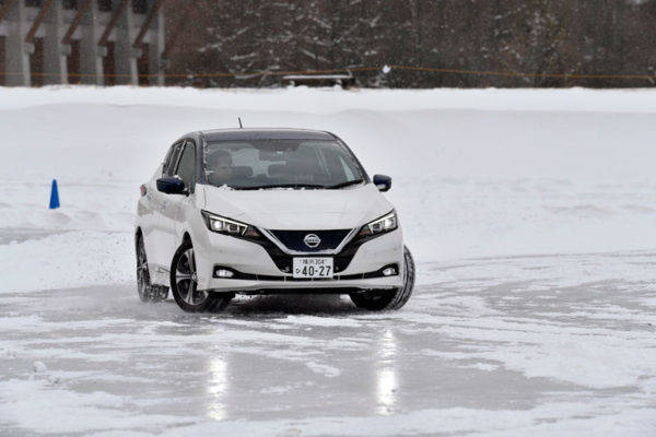 日産　リーフ　氷上走行