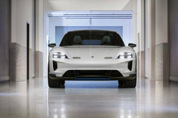 ジュネーブモーターショー　ポルシェ　ミッションEクロスツーリスモ　フロントスタイル