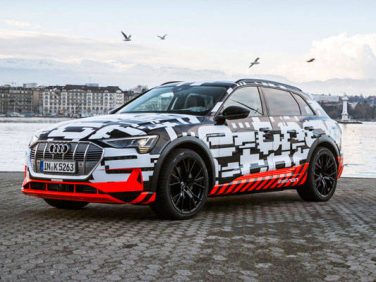 【ジュネーブモーターショー】アウディ初の電気自動車「e-tron」SUVプロトタイプが市内を走行