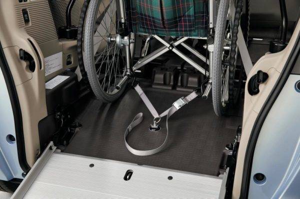 ホンダ　N-BOXスロープ仕様　車いす固定ベルト