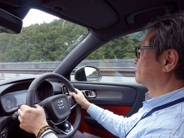 ボルボXC40　試乗　運転風景