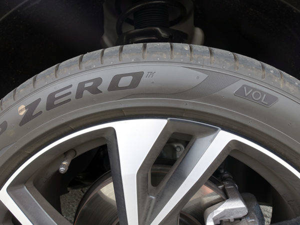 ボルボXC40　試乗　タイヤ　ピレリP-ZEROボルボ指定タイヤ