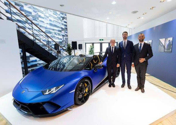 ランボルギーニ　ウラカン ペルフォルマンテ スパイダー　ジョルジョ・スタラーチェ駐日イタリア大使