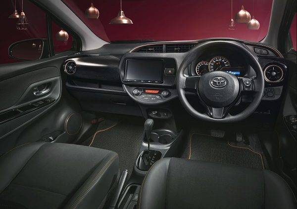 トヨタ ヴィッツ 一部改良 特別仕様車F「Amie(アミー)」 インテリア
