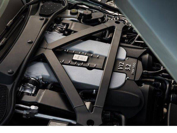 アストンマーチン　DB11AMR　エンジンルーム　V12 5.2Lツインターボ