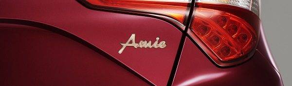 トヨタ ヴィッツ 一部改良 特別仕様車F「Amie(アミー)」 エンブレム