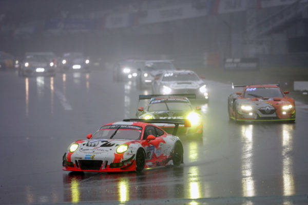 2018ニュルブルクリンク24時間レース 雨中の再スタート