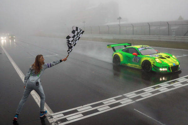 2018ニュルブルクリンク24時間レース ポルシェ911GT3R 912号車 チェッカーフラッグ