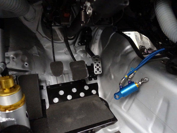 スバル STIの先端技術 決定版 Vol.14 スバル WRX STI ニュルブルクリンク24時間レースクラス優勝 ペダルレイアウト