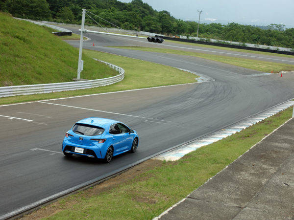 トヨタ　カローラハッチバックプロトタイプ　1.8Lハイブリッド　富士ショートコース　走行シーン