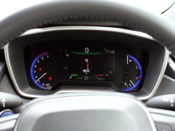 トヨタ　カローラハッチバックプロトタイプ　1.8Lハイブリッド　メーター