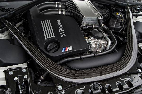 BMW M4カブリオレ エンジンルーム 3.0L6気筒ツインパワーターボエンジン
