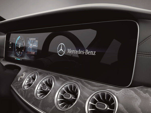 メルセデス・ベンツ　CLS　インテリア　ダッシュパネルモニター　イルミネーテッドエアアウトレット
