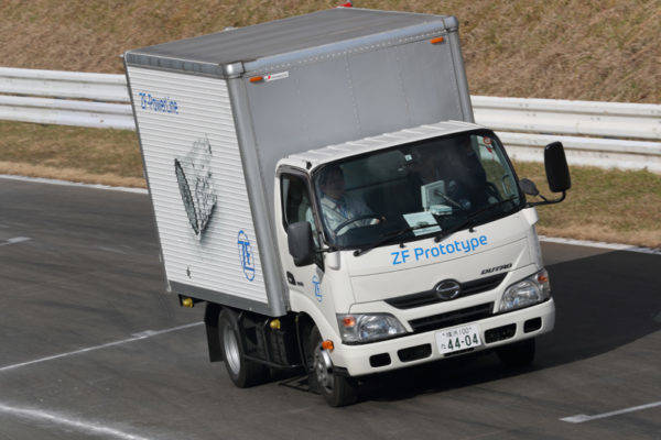 ZF　次世代商用車インタビュー　ZFのデモカー8速AT搭載日野デュトロ　走行風景