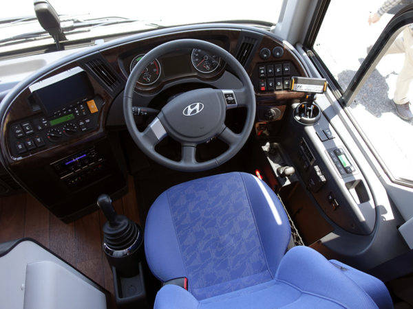 クルマと過ごす日々 vol.27　韓国ヒュンダイ　ユニバース　コックピット　MT車