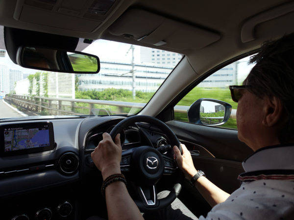 マツダ　CX−3　試乗　運転風景