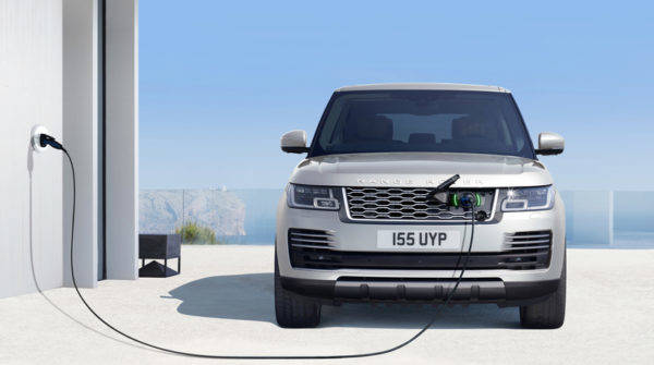 ランドローバー　PHEVモデルを追加　レンジローバースポーツPHEV充電風景