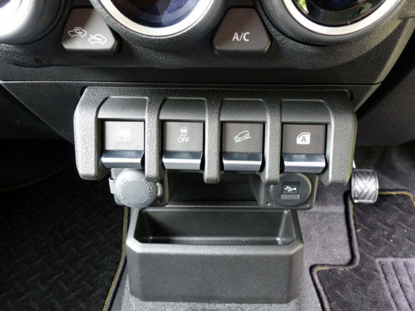 スズキ　新型ジムニー　センターコンソールスイッチ