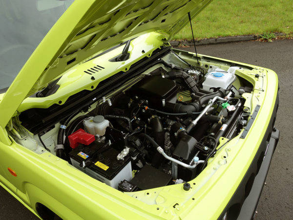 スズキ　新型ジムニー　エンジンルーム　R06A型エンジン