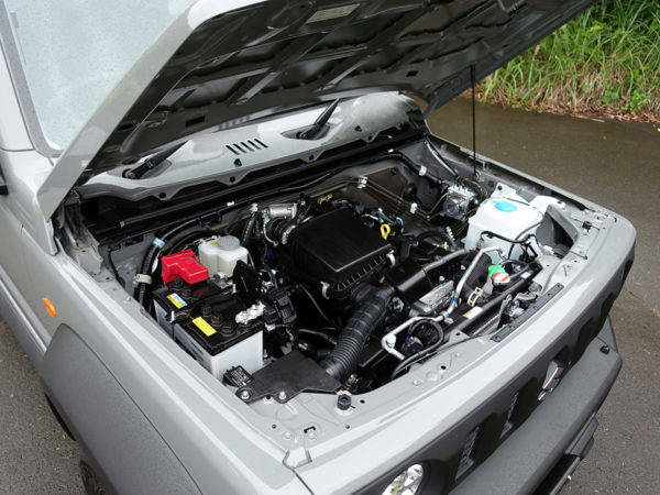 スズキ　新型ジムニーシエラ　エンジンルーム　K15B型エンジン