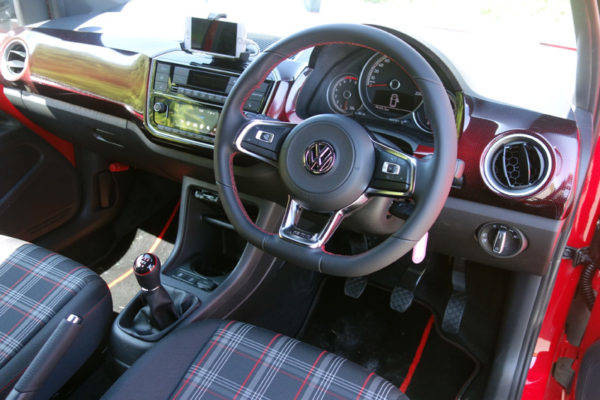 フォルクスワーゲン　up! GTI　試乗　コックピット