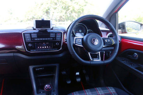 フォルクスワーゲン　up! GTI　試乗　コックピット　インテリア