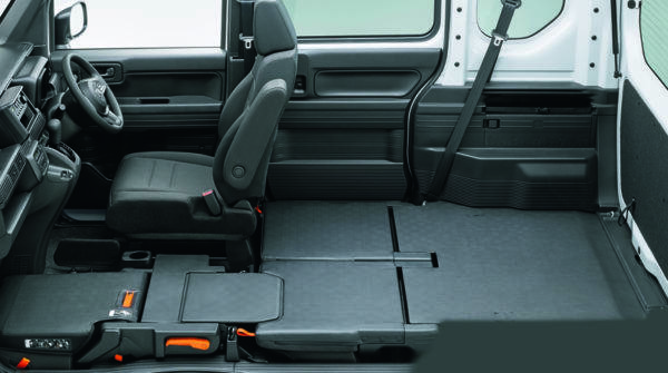 ホンダ N-VAN 車内