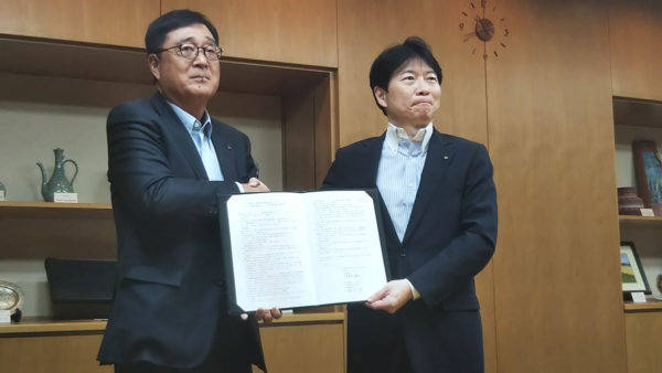三菱自動車・益子修CEO 岡山県・伊原木隆太知事 協定締結式