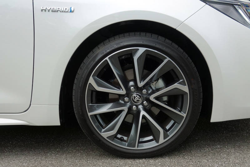 トヨタ　カローラ スポーツ　試乗　ハイブリッドG“Z”　タイヤ　ホイール　225/40R18　ダンロップSPスポーツMAXX050