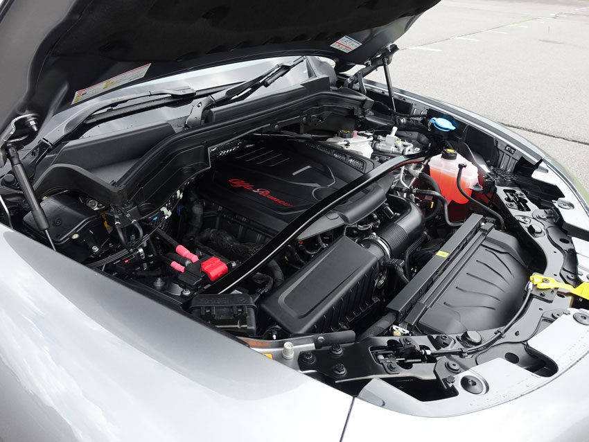 アルファロメオ　ステルヴィオ　試乗　エンジンルーム　4気筒2.0Lターボエンジン