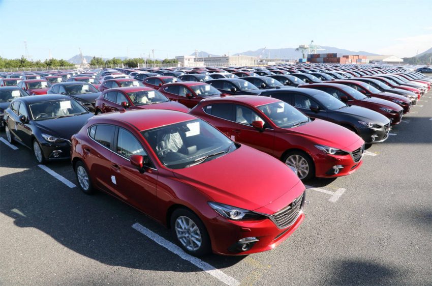 防府工場で生産された車両が船積みされる様子(マツダ アクセラ)