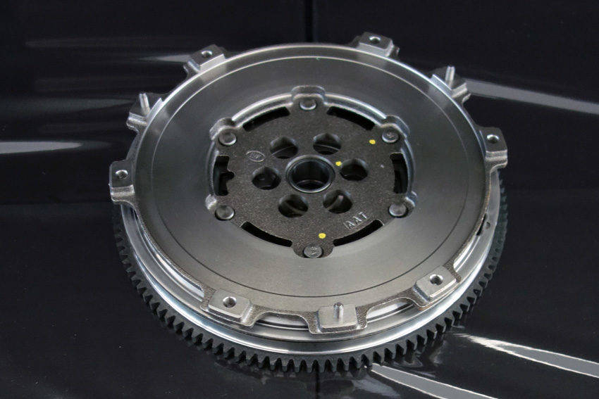 マイナーチェンジされたロードスターRF　2.0Lエンジン　6速MT用軽量デュアルマス・フライホイール