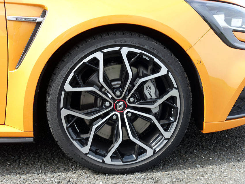 ルノー　メガーヌR.S. ルノースポール　試乗　フロントタイヤ　ブリヂストン　ポテンザS001　245/35R19　ブレンボ製ブレーキシステム