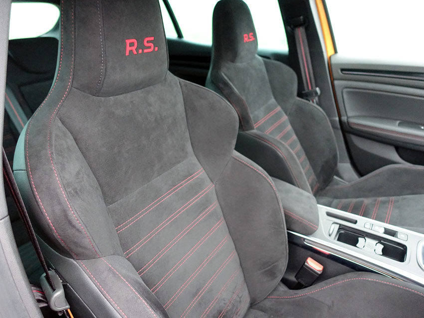 ルノー　メガーヌR.S. ルノースポール　試乗　ヘッドレスト一体型フロントシート