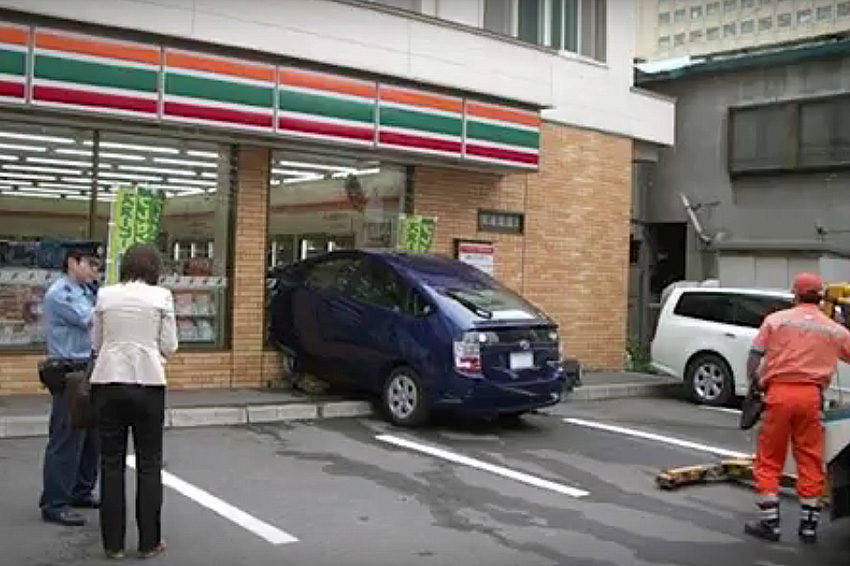 ペダル踏み間違い事故をデータ分析から見る考察