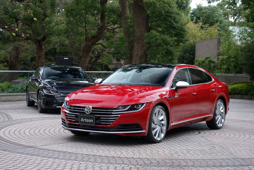 アルテオン TSI 4MOTION エレガンス。後方はR Line