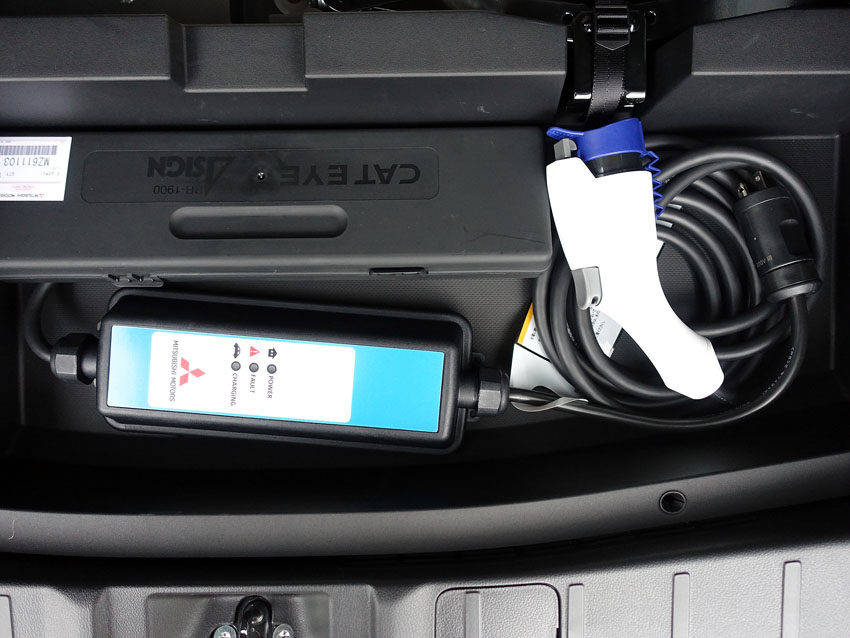 アウトランダーPHEV 普通充電、急速充電に対応