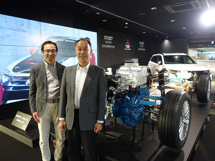 三菱の技術のフラッグシップがアウトランダーPHEV。システム説明用モデルを前に記念撮影