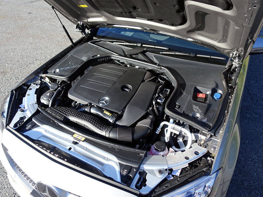 メルセデス・ベンツ Cクラス 試乗記 1.5Lターボだが、立派に見えるエンジンルーム